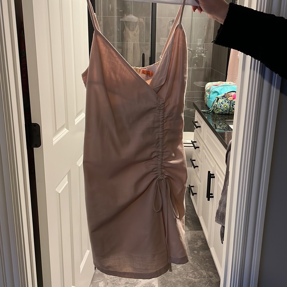 Cute, summer, casual dress. Only worn twice to graduation and Sorority rush. - Picture 3 of 4